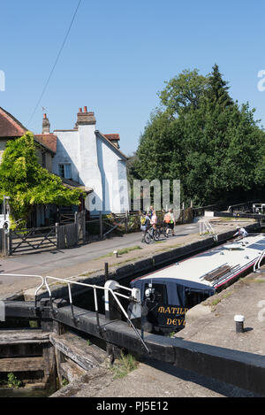 Kanal 15-04 verhandeln schwarzen Buchsen verriegeln (Nummer 85) auf die Grand Union Canal, Harefield Middlesex, England, Großbritannien Stockfoto