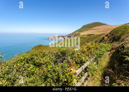 Pendinas Lochtyn gesehen von der Küstenweg in der Nähe von Llangrannog, Ceredigion, Wales Stockfoto