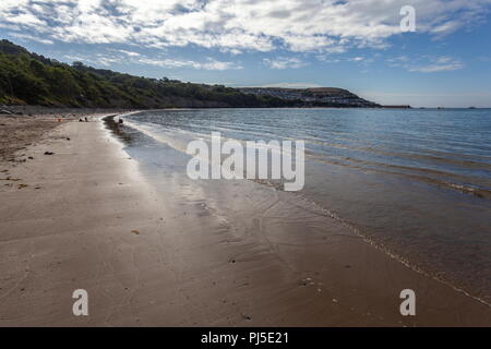 Blick über die Bucht in Richtung der Küstenstadt Newquay in Wales und den Hafen Stockfoto