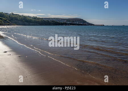 Blick über die Bucht in Richtung der Küstenstadt Newquay in Wales und den Hafen Stockfoto