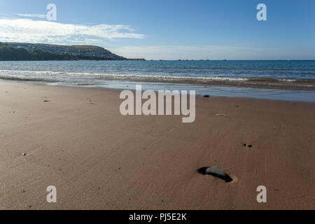 Blick über die Bucht in Richtung der Küstenstadt Newquay in Wales und den Hafen Stockfoto