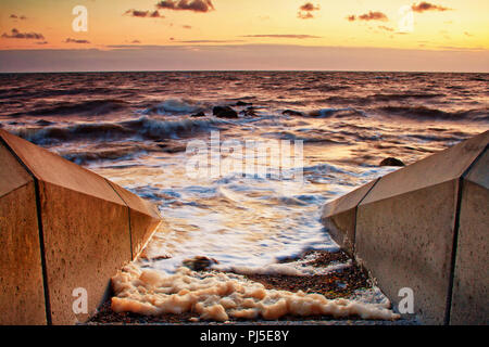 Flut an Rossall, gesehen vom Rand des Wassers nach Sonnenuntergang Stockfoto