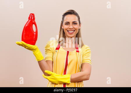 Hausfrau holding Waschmittel Stockfoto