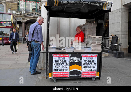 Evening Standard Zeitung Schlagzeile auf Poster' Brexit - KEIN ABKOMMEN, RUHE UND DIE WARTESCHLANGE MELDEN SIE" durch einen Kiosk am 23. August 2018 in London, England, Großbritannien Stockfoto