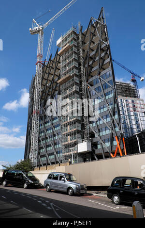 Neue hohes Gebäude im Bau mit Kran und Taxis auf einen Standort in der Nähe der Paddington Station in London England UK KATHY DEWITT geparkt Stockfoto