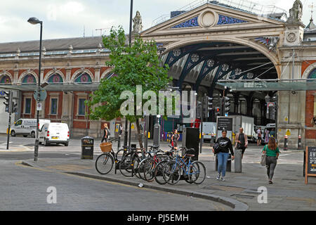 Eine Ansicht von Smithfield Market Gebäude und abgestellte Fahrräder auf kartause St, Cowcross Street & St John Street London EC1 England UK KATHY DEWITT Stockfoto