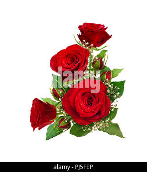 Ecke Anordnung mit roten Rosen und gypsophila Blumen und Blüten sowie deren Knospen auf weißem Hintergrund. Flach. Ansicht von oben. Stockfoto