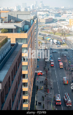 Feuerwehrmänner reagieren auf einen Brand im The Mandala Hotel am Potsdamer Platz, Berlin, Deutschland Am 7. Februar 2018. Stockfoto