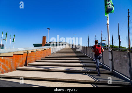 Treppen, die auf dem Dach des Nemo Science Museum in Amsterdam, Niederlande gehen Stockfoto