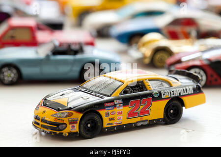 NASCAR #22 Ward Burton 2000 Dodge Intrepid Caterpillar Rennwagen Hot Wheels Spielzeug Auto - USA Stockfoto