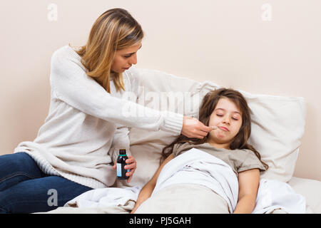 Ich habe keine Arzneimittel wünschen, es war schrecklich schmecken! Stockfoto