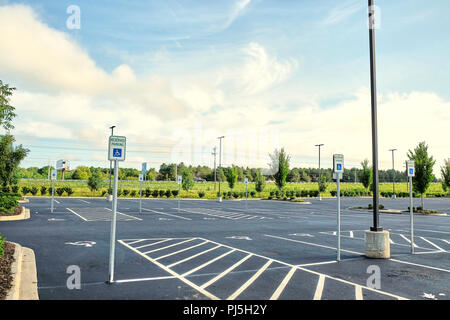 Mehrere oder zahlreiche Leere handicap Parkplätze mit Warnzeichen in Einkaufszentrum Parkplatz oder Parkplatz in Montgomery Alabama, USA.