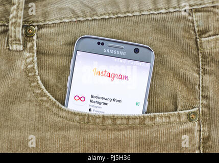 MONTREAL, KANADA - 10 AUGUST 2018: Instagram app auf ein Handy Display in Jeans Tasche. Instagram ist ein Foto- und Video-Sharing-social networking se Stockfoto