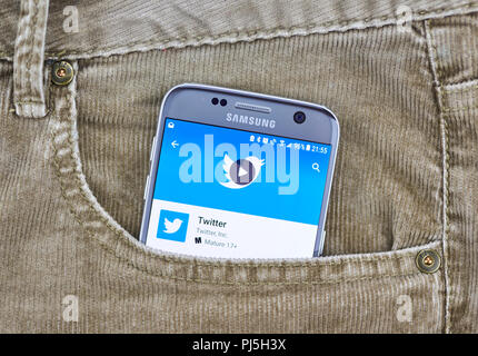 MONTREAL, KANADA - 10 AUGUST 2018: Twitter App auf ein Handy Display in Jeans Tasche. Twitter ist eine US-amerikanische online News und Social networking Serv Stockfoto