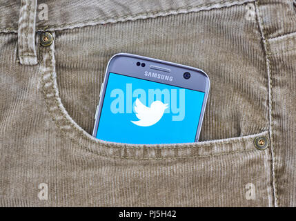 MONTREAL, KANADA - 10 AUGUST 2018: Twitter App auf ein Handy Display in Jeans Tasche. Twitter ist eine US-amerikanische online News und Social networking Serv Stockfoto