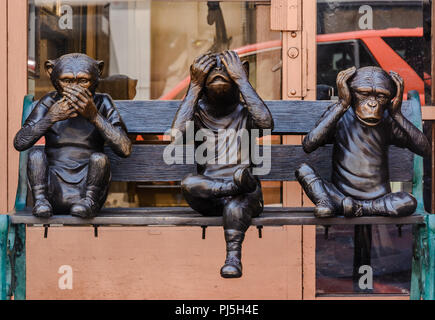 Bronze Skulptur von drei Affen sitzen auf einer Bank in Chinatown San Francisco genommen Stockfoto