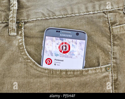 MONTREAL, KANADA - 10 AUGUST 2018: Pinterest app auf ein Handy Display in Jeans Tasche. Pöcking ist eine Web- und mobile Disco konzipiert Stockfoto