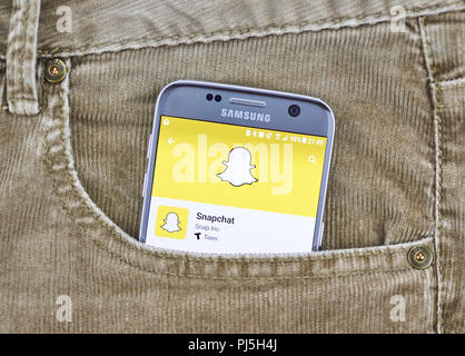 MONTREAL, KANADA - 10 AUGUST 2018: Snapchat app auf ein Handy Display in Jeans Tasche. Snapchat ist ein Multimedia Messaging App weltweit eingesetzt, erstellen Stockfoto