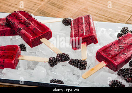 Frozen blackberry Pops mit Beeren auf Fach von Eis Stockfoto