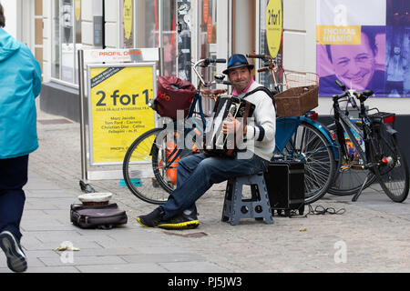 Mann spielt auf der Straße in Aalborg Accordian Stockfoto