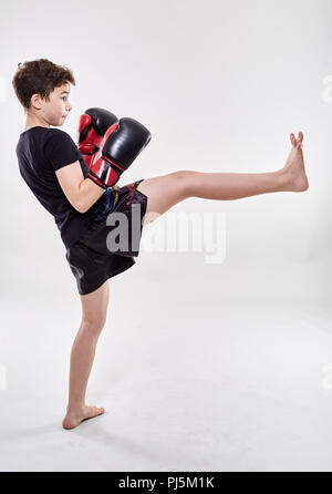 Junge Muay Thai Kämpfer in verschiedene Haltungen Stockfoto