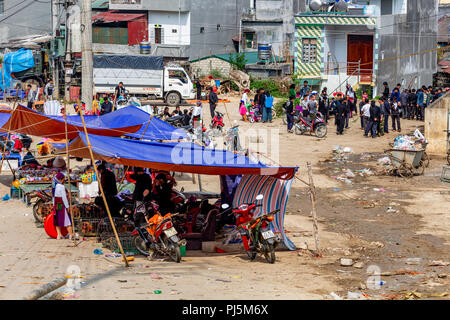 Dong Van, Vietnam - am 18. März 2018: Die Leute von der ethnischen Minderheit der Hmong im Dong Van Sonntag Markt teilnehmenden Stockfoto