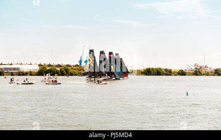 Cardiff, Großbritannien - 25 August 2018: Katamarane der Extreme Sailing Series in Cardiff Bay warten am Start der Ra zu beginnen. Stockfoto