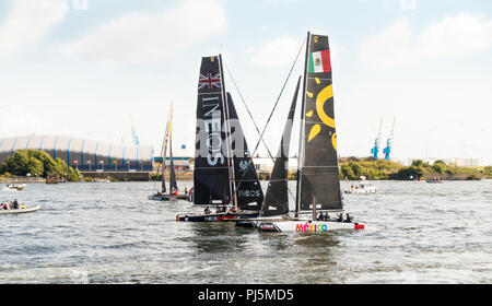 Cardiff, Großbritannien - 25 August 2018: Katamarane, die sich an die Extreme Sailing Series in Cardiff Bay. Stockfoto