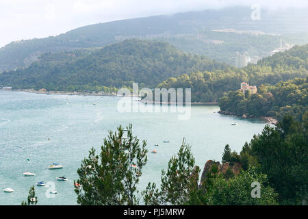 Setubal Stadt und Meer mit Yachten in Portugal Stockfoto