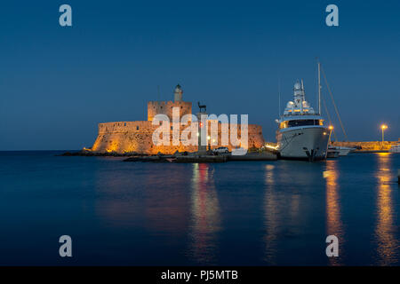 Der Hafen von Mandraki und Fort St. Nicolas in der Dämmerung, Rhodos Griechenland Stockfoto