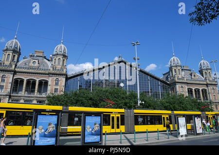 Nyugati Bahnhof, Nyugati Palyaudvar, mit einer Straßenbahn vor, Budapest, Ungarn Stockfoto