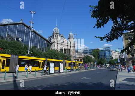 Nyugati Bahnhof, Nyugati Palyaudvar, mit einer Straßenbahn vor, Budapest, Ungarn Stockfoto