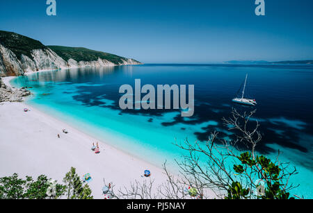 Panoramablick auf abgelegenen Strand einsame weisse mit Katamaran Yacht drift im klaren, blauen Meer der Karibik wie Wasser. Touristen Freizeit am Strand mit Azure farbige flache Lagune Stockfoto