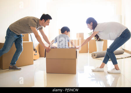 Glückliche junge Familie Umzug in ein neues Haus Stockfoto