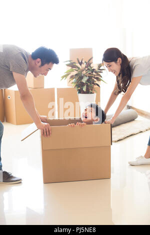 Glückliche junge Familie Umzug in ein neues Haus Stockfoto