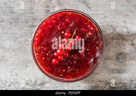 Cranberry Sauce in der Schüssel für Thanksgiving Abendessen am Holztisch. Ansicht von oben Stockfoto