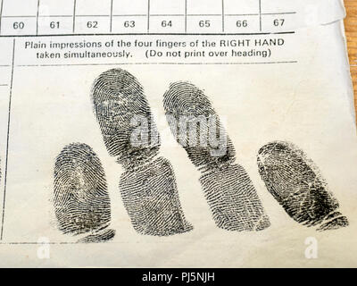 Fingerabdrücke auf einem alten Fingerabdruck Form als historisch von der britischen Prison Service verwendet. Stockfoto