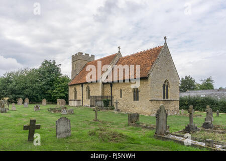 Die Pfarrkirche St. Maria im Dorf Cold Brayfield, Bedfordshire, Großbritannien; die ältesten Teile der Kirche stammen aus dem 12. Jahrhundert. Stockfoto