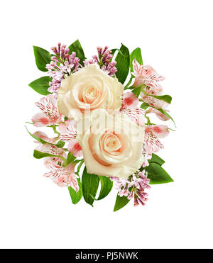 Weiße Rosen, alstroemeria und lila Blumen im festlichen Anordnung isoliert auf Weiss. Flache ly. Ansicht von oben. Stockfoto