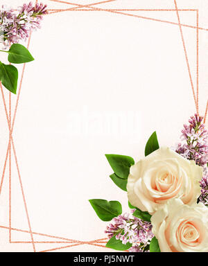 Weiße Rosen und Flieder Blumen in festliche Arrangements mit Rahmen auf hellen Hintergrund Stockfoto