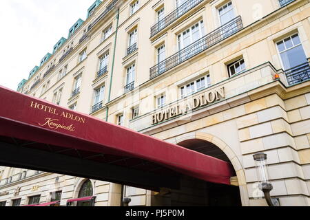 BERLIN, DEUTSCHLAND - 15. MAI 2018: Hotel Adlon Kempinski Logo auf Gebäude in der Nähe von Brandenburger Tor am 15. Mai 2018 in Berlin, Deutschland. Stockfoto