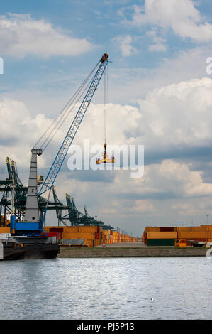 Endlose Reihe der große Container warten neben den Kränen in den Docks von Antwerpen Welt Hafen (jede einzelne Marke Name oder Logo entfernen. Stockfoto