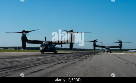 Zwei 8 Special Operations Squadron CV-22 Osprey Kipprotor-flugzeug Taxi in Richmond International Airport, Virginia, Aug 24., 2018. Flugzeuge aus dem 1 Special Operations Wing, Hurburt Field, Florida, eine Überführung über die Air Force Memorial in Arlington, Virginia, ehrt US Air Force Tech. Sgt. John Chapman, eine spezielle Taktik combat Controller, der posthum die Ehrenmedaille für seine außerordentlichen Heldentum in der Schlacht von Takur Ghar im März 2002 vergeben, während in Afghanistan bereitgestellt. Chapman ist die 19 Flieger, der Ehrenmedaille und der erste Flieger zu erhalten Stockfoto