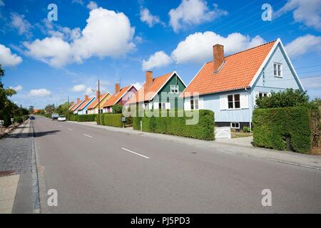 Traditionelle bunte Holz- Schwedischen Häuser in den Vororten von Nexo, Bornholm, Dänemark. Die Häuser sind das Geschenk vom schwedischen Staat nach dem Ende des Stockfoto