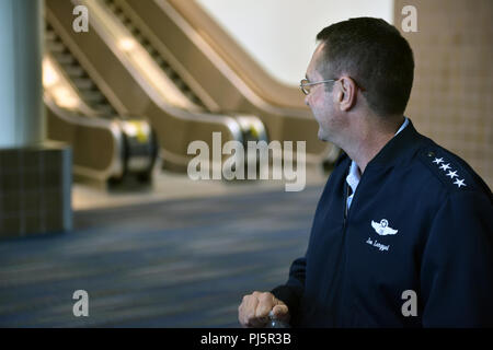 Air Force General Joseph Lengyel, Chief, National Guard Bureau, wartet der Verteidigungsminister James Mattis an der National Guard Association der Vereinigten Staaten 140 General Conference, New Orleans, Louisiana, Aug 25, 2018 zu begrüßen. (U.S. Army National Guard Foto von Sgt. 1. Klasse Jim Greenhill) Stockfoto