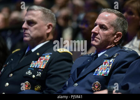 Mark Milley (* 1958) ist ein US-amerikanischer Armeegeneral, der 39. Stabschef der Army war, David Goldfein (* 1959) war von 2016 bis 2020 21. Stabschef der Air Force. Sie nehmen am 25. August 2018 an der National Guard Association of the United States 140th General Conference in New Orleans, Louisiana, teil. Das Archivbild dokumentiert die beiden Serviceleiter auf der Konferenz. Stockfoto