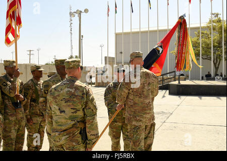 Oberst Craig J. a. tritt offiziell das Kommando über die 101. Combat Aviation Brigade beim Führen der Brigade Farben Generalmajor Andrew S. Poppas, Luftlandedivision (Air Assault) und entschlossene Unterstützung stellvertretender Stabschef für Operationen, die während eines Befehls Zeremonie am Flughafen Bagram, Afghanistan, 12.08.25. Poppas, der die Zeremonie präsidierte, dann Oberst Matthew R. Weinshel mit der Verantwortung des kommandierenden Task Force Schicksal und die einzige Aviation Brigade der nur Luft der Welt Angriff Division. Unter anderem wird auf bewegen und Verantwortung übernehmen, wie der Leiter der Stockfoto