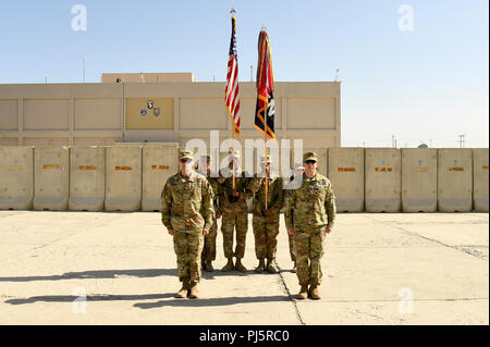 Oberst Matthew R. Weinshel (links) übernimmt das Kommando über die 101. Combat Aviation Brigade, Luftlandedivision (Air Assault), während eine Änderung der Befehl Zeremonie am Flughafen Bagram, Afghanistan, 12.08.25. Weinshel ersetzt Oberst Craig J. u.a. (rechts), die nach 30 Monaten im Befehl, wird als Stabschef für PEO Luftfahrt, Armee Zukunft vertikale Aufzug in Huntsville, Alabama. (U.S. Armee Foto vom Kapitän Kristoffer Sibbaluca, 101 Combat Aviation Brigade Public Affairs) Stockfoto