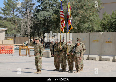 Oberst Matthew R. Weinshel übernimmt das Kommando über die 101. Combat Aviation Brigade, Luftlandedivision (Air Assault) während eine Änderung der Befehl Zeremonie am Flughafen Bagram, Afghanistan, 12.08.25. Weinshel ersetzt Oberst Craig J. u. a., die auf die als Stabschef für PEO Luftfahrt, Armee Zukunft vertikale Aufzug in Huntsville, Alabama. (U.S. Armee Foto: Staff Sgt. Lerone Simmons, United States Forces - Afghanistan Public Affairs) Stockfoto