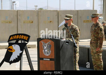 Oberst Matthew R. Weinshel bietet die Erläuterungen sind wie Er übernimmt das Kommando über die 101. Combat Aviation Brigade, Luftlandedivision (Air Assault), während eine Änderung der Befehl Zeremonie am Flughafen Bagram, Afghanistan, 12.08.25. Weinshel, deren jüngste Zuordnung die besondere Mission Flügel, Special Operations Advisory Group in Kabul, Afghanistan war, ersetzt Oberst Craig J. u. a., die nach 30 Monaten im Befehl, wird als Stabschef für PEO Luftfahrt, Armee Zukunft vertikale Aufzug in Huntsville, Alabama. (U.S. Armee Foto: Staff Sgt. Lerone Simmons, United States Forces - Afgha Stockfoto